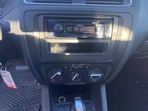 Used 2011 Volkswagen Jetta SE image 12