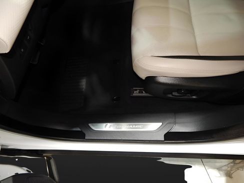 Used 2022 Land Rover Range Rover Velar R-Dynamic S image 14