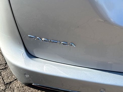 Used 2024 Chrysler Pacifica Limited FWD image 15