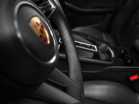 Certified 2022 Porsche Macan AWD/4WD image 31