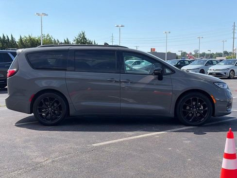Used 2025 Chrysler Pacifica Limited FWD image 4