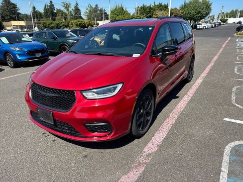 Used 2025 Chrysler Pacifica Limited FWD image 3