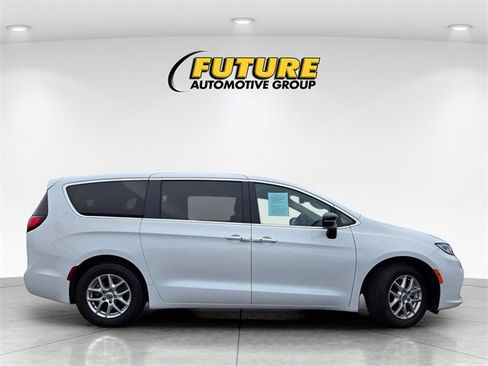 Used 2024 Chrysler Pacifica Touring-L image 3