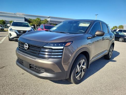 Used 2025 Nissan Kicks SV w/ Illumination Package image 9