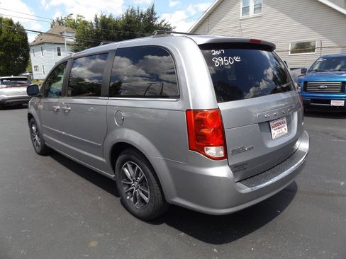 Used 2017 Dodge Grand Caravan SXT FWD image 11