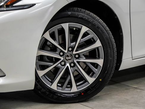Used 2022 Lexus ES 350 w/ Accessory Package FWD image 3