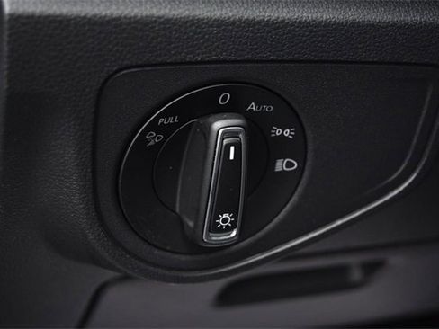 Certified 2022 Volkswagen Atlas Cross Sport SE image 11