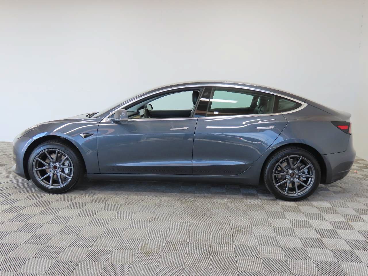 Used 2019 Tesla Model 3 Standard Range RWD image 5