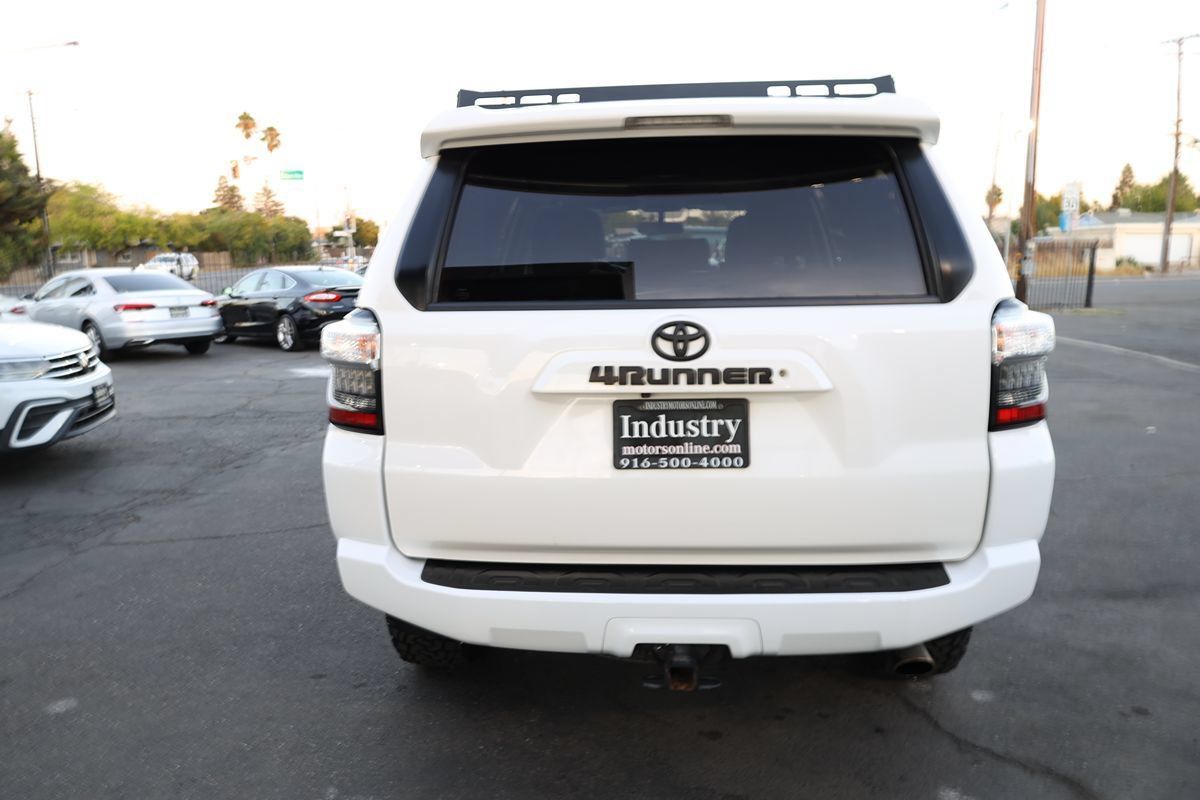 Used 2018 Toyota 4Runner SR5 AWD/4WD image 5