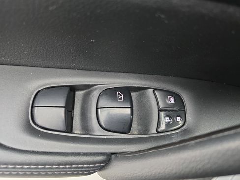 Used 2018 Nissan Rogue SL image 28