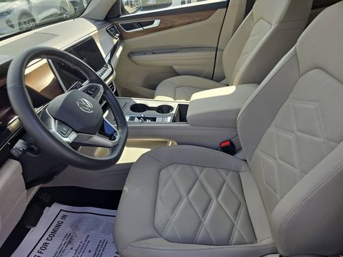 Used 2025 Volkswagen Atlas SE image 16