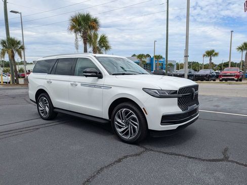 New 2027 Lincoln Navigator Premiere RWD image 2