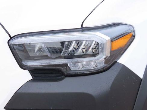 Used 2022 Toyota Tacoma TRD Off-Road image 10