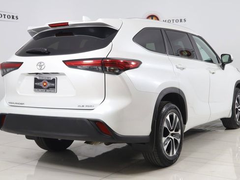 Used 2023 Toyota Highlander XLE image 3
