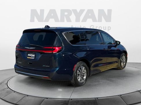 Used 2022 Chrysler Pacifica Touring-L image 8