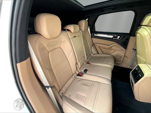 Used 2022 Porsche Cayenne AWD/4WD image 25