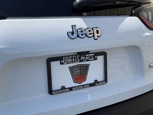 Used 2021 Jeep Cherokee Latitude Lux w/ Comfort/Convenience Group AWD/4WD image 32