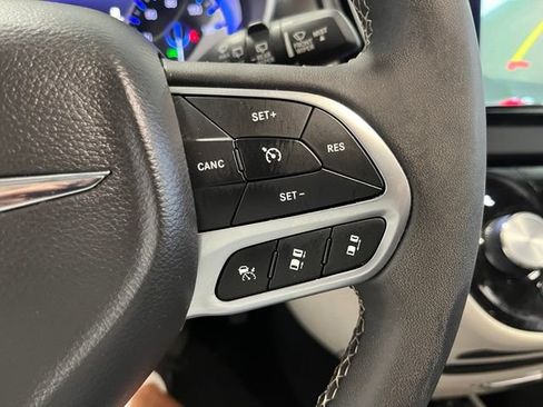 Used 2024 Chrysler Pacifica Touring-L FWD image 26