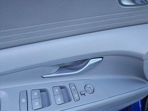 Used 2025 Hyundai Elantra SE image 9