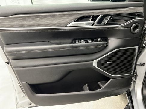 Used 2024 Jeep Wagoneer Series II w/ Flexible Seating Group image 11