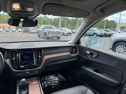 Used 2023 Volvo XC60 B5 Plus image 29