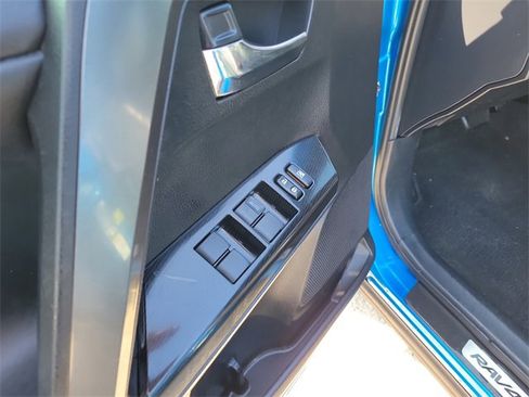 Used 2017 Toyota RAV4 SE image 9