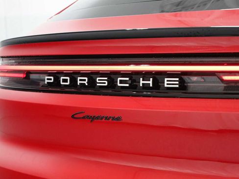 Certified 2025 Porsche Cayenne Coupe AWD/4WD image 8