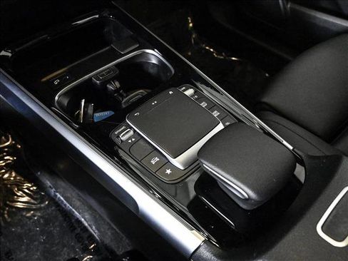 Used 2022 Mercedes-Benz GLB 250 4MATIC image 13