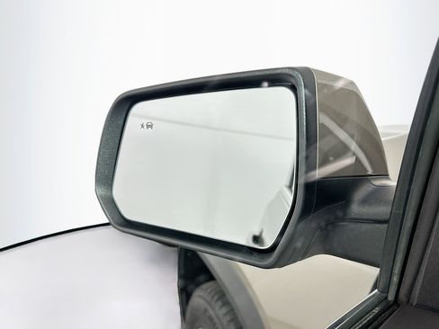 Used 2023 GMC Acadia SLE image 16