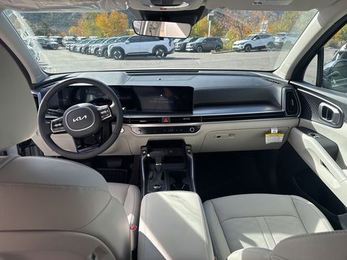New 2025 Kia Sorento S image 2