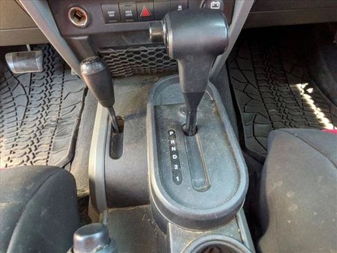 Used 2010 Jeep Wrangler Unlimited Rubicon AWD/4WD image 15