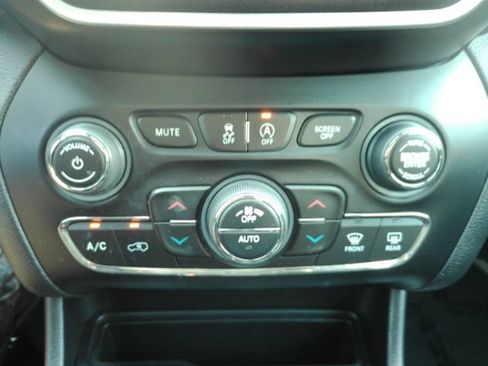 Used 2020 Jeep Cherokee Trailhawk AWD/4WD image 42
