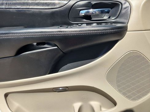 Used 2018 Dodge Grand Caravan SE FWD image 19