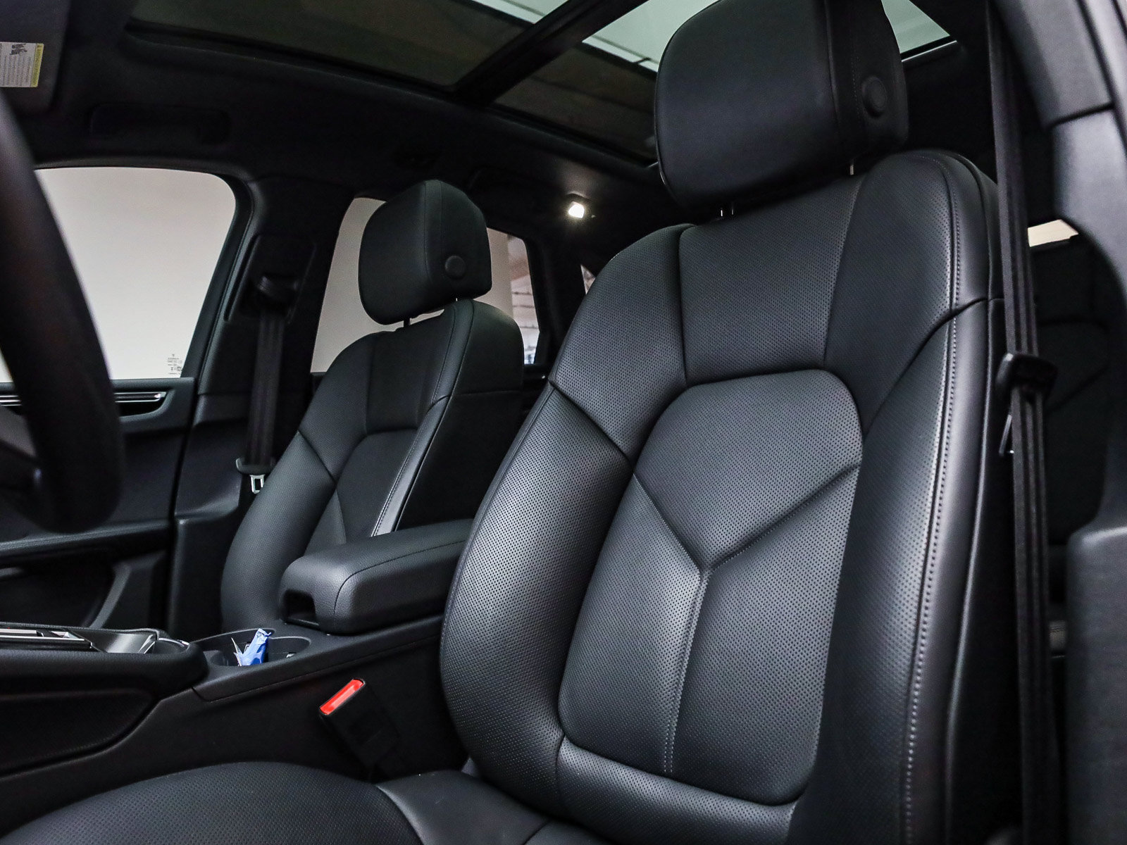 Certified 2026 Porsche Macan AWD/4WD image 5