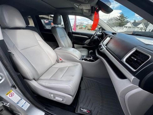 Used 2017 Toyota Highlander XLE image 25