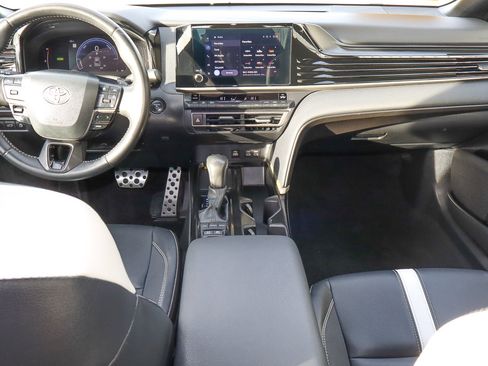 Used 2025 Toyota Camry SE image 10