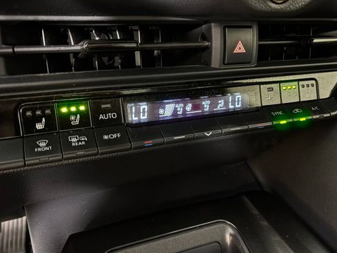 Used 2024 Toyota Crown AWD/4WD image 31
