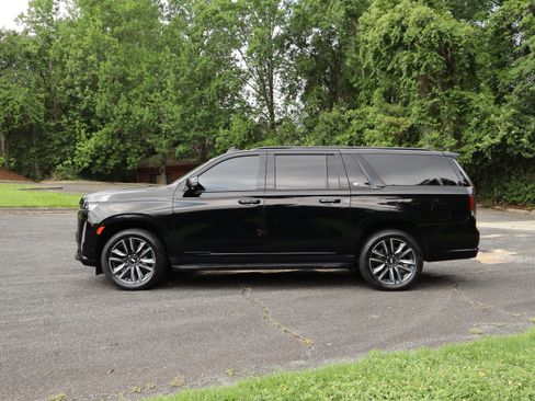 Used 2024 Cadillac Escalade ESV Sport AWD/4WD image 3