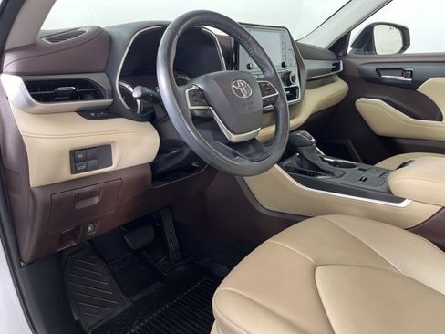 Certified 2022 Toyota Highlander XLE image 2