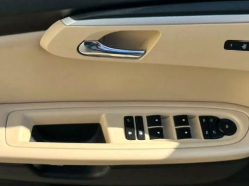 Used 2012 Chevrolet Traverse LTZ FWD image 20