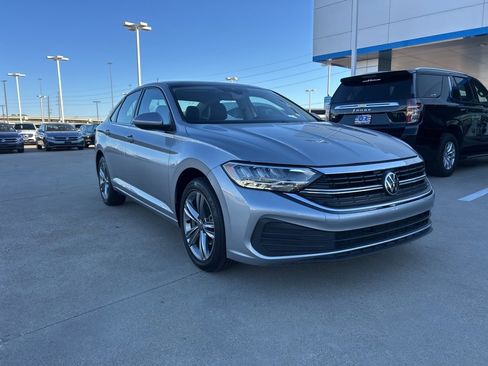 Used 2024 Volkswagen Jetta SE image 4