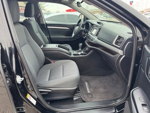 Used 2019 Toyota Highlander LE FWD image 14