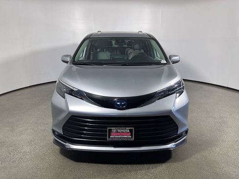 Certified 2025 Toyota Sienna XLE FWD image 8