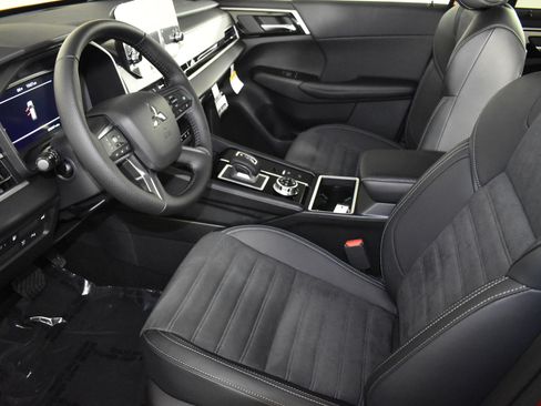 Used 2025 Mitsubishi Outlander SE image 14