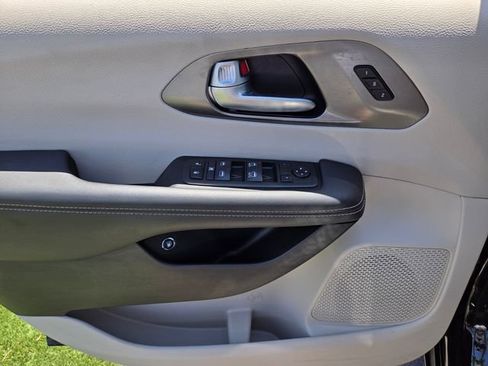 Used 2024 Chrysler Pacifica Limited FWD image 17
