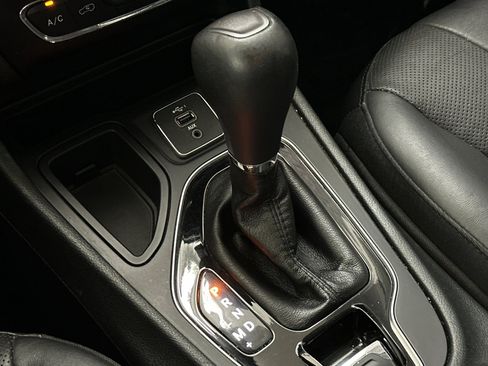 Used 2019 Jeep Cherokee Limited FWD image 18
