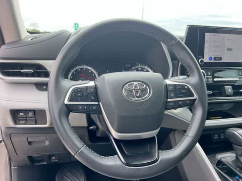 Used 2024 Toyota Highlander XLE FWD image 17