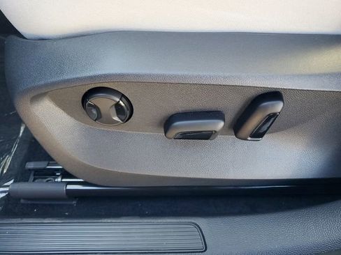 New 2026 Volkswagen Taos SE FWD image 18