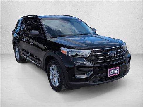 Used 2023 Ford Explorer XLT image 3