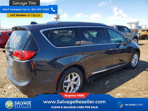 Used 2020 Chrysler Pacifica Touring-L Plus w/ Tire & Wheel Group FWD image 4